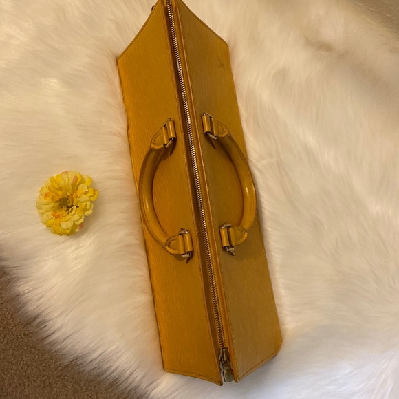 🌸👜Authentic Louis Vuitton Epi Sac Triangle - Picture 7 of 16